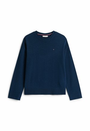 Donkerblauwe lange mouwen crewneck trui met ribgebreide zoom en klein Tommy Hilfiger-logo op de borst, weergegeven op een witte achtergrond.
