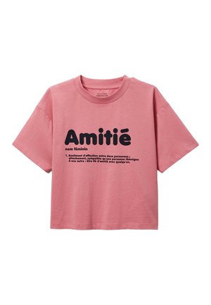 T-shirt court rose à manches courtes avec un texte noir en français définissant "Amitié" (friendship) imprimé à l'avant.