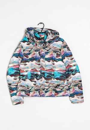 Chaqueta acolchada con estampado de montañas multicolor, con capucha incorporada y botones frontales, colgada en una percha negra sobre un fondo blanco.