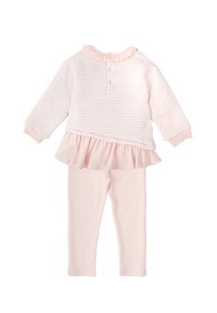 Conjunto de dos piezas rosa que incluye una blusa de rayas de manga larga con cuello y dobladillo con volantes, combinada con leggings rosa sólidos. Tela de algodón suave.