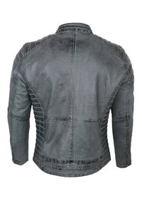 Zwarte leren jas met gestructureerde panelen, een staande kraag en een getailleerde vorm. Zichtbare stiksels en naden benadrukken de details.