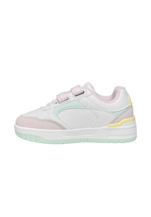 Baskets blanches avec des accents pastel rose, vert et jaune, dotées de deux bandes velcro et d'une semelle épaisse.