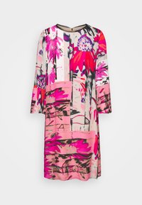Robe courte à manches courtes à motifs floraux vifs en rose et violet sur fond clair, avec un col rond et une fermeture éclair au dos.