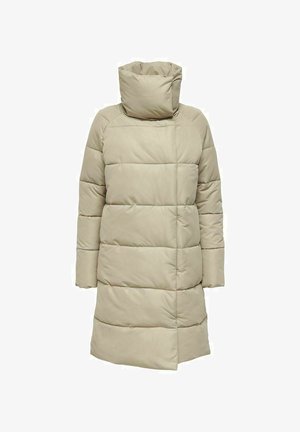 Manteau matelassé beige clair, doté d'un col montant et d'un motif matelassé horizontal. Manches longues et longueur jusqu'aux genoux pour plus de chaleur.