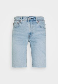 Pantalones cortos de mezclilla azul claro con botón y cremallera, bolsillos frontales, pasadores para cinturón y bordes sin rematar.