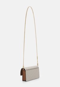 Crossbody taske med et mønstret beige ydre, tan detaljer og en guldkæde-strop. Designet har en struktureret rektangulær form.