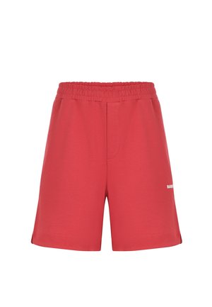 Pantaloncini rossi con vita elastica, tasche laterali e un piccolo logo bianco sulla gamba destra su sfondo bianco.