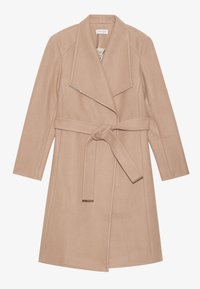 Trench coat beige in un tessuto morbido, con un ampio colletto, maniche lunghe, una cintura legata in vita e una linea dritta.