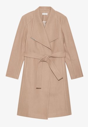 Manteau beige en tissu doux, avec un large col, des manches longues, une ceinture à nouer à la taille et une coupe droite.