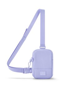 Lila tygaxelväska med rektangulär form, justerbar rem, framsida med logotyp och dragkedjestängning.