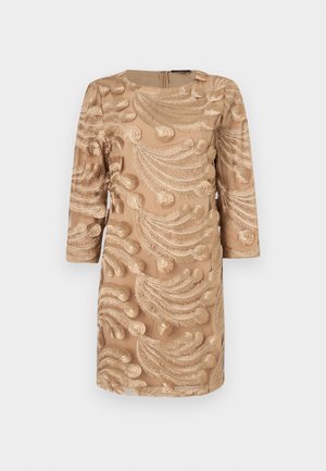 Beige jurk met driekwart mouwen, voorzien van ingewikkelde gouden borduursels in een spiraalvormig bladerenpatroon. Rits aan de achterkant, gladde textuur.