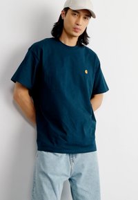 Carhartt WIP CHASE - Navadna majica - duck blue/gold
