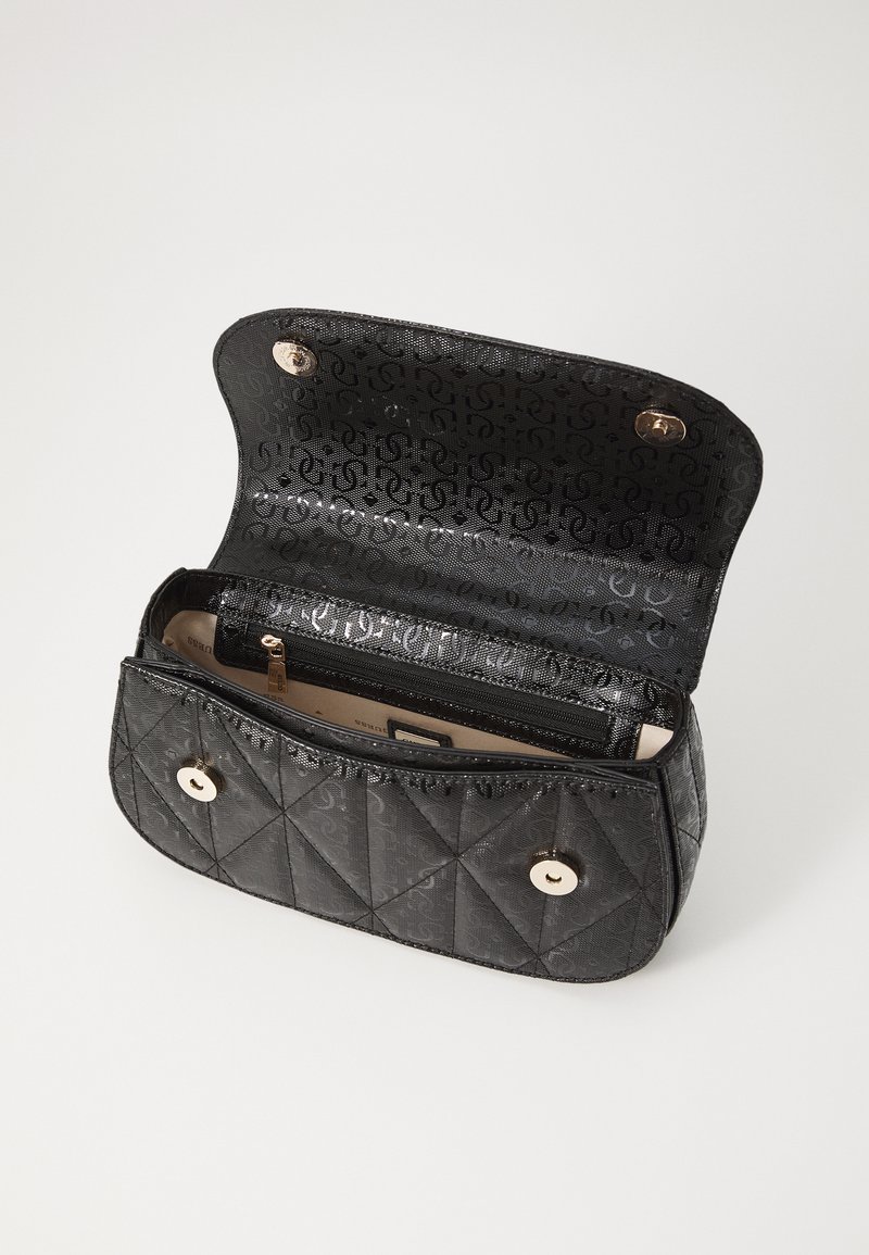 Czarna, pikowana torebka na ramię o błyszczącej teksturze, ze złotymi akcesoriami do zamknięcia, oraz przestronnym wnętrzem z kieszonką na zamek.