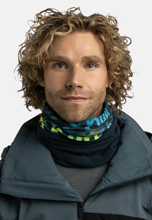 Bufanda multifuncional en tejido azul, verde y negro con patrones geométricos, adecuada para actividades al aire libre. Textura suave.