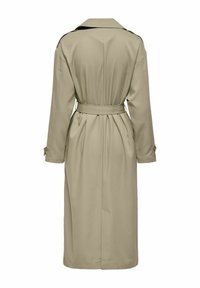 Trench-coat long beige avec taille ceinturée, épaulettes, manches longues et bracelets de poignet à boutons vue de dos.