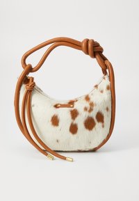 Bolso hobo de forma curved, con un exterior de piel de faux blanco con manchas marrones y un asa de cuero marrón claro con detalles anudados. Accesorios de hardware en dorado.
