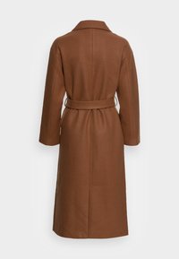 Długi brązowy płaszcz z kołnierzem, paskiem w talii i bocznymi szwami. Wykonany z teksturowanego materiału, posiada szerokie rękawy i prosty krój.