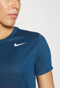Nike Performance TEE - T-shirt desportiva - valerian blue/white