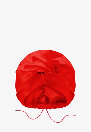 Czerwony satynowy turban z ozdobnym skręconym węzłem z przodu oraz regulowanym sznurkiem u podstawy dla pewnego dopasowania.