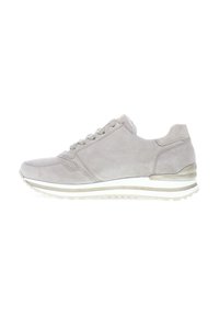 Baskets en suede gris clair avec bout arrondi, six œillets, perforations discrètes, semelle blanche rembourrée et accent en or métallisé au talon.