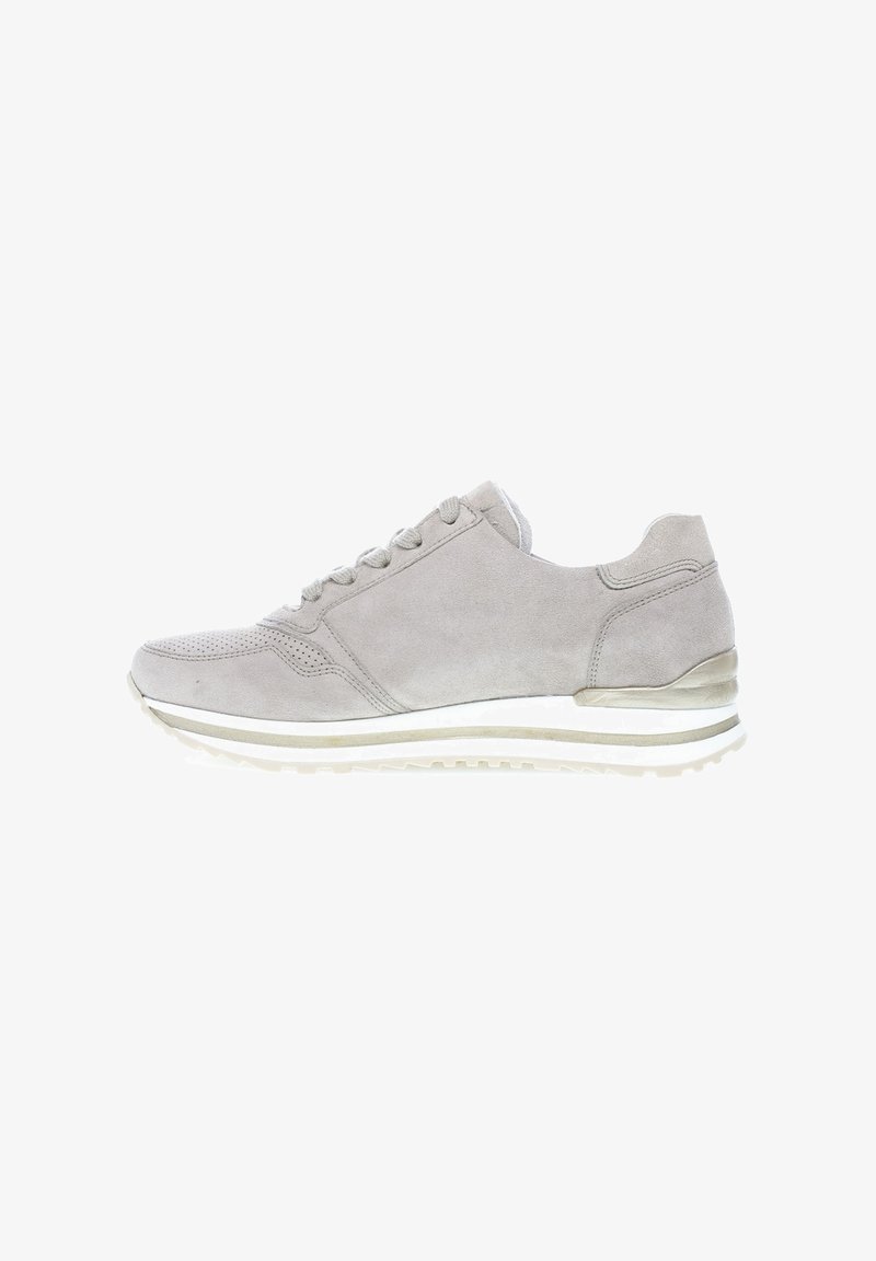 Sneaker in suede grigio chiaro con punta arrotondata, sei occhielli, sottili perforazioni, suola bianca imbottita e dettaglio in oro metallizzato sul tallone.