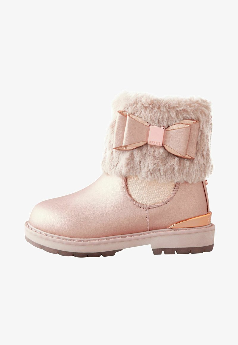 Rosa metallic Knöchelstiefel mit Kunstfellumschlag, großem Schleifendetail, gestickten Akzenten und einem roségoldenen Absatz. Glatte Textur mit Gummisohle.