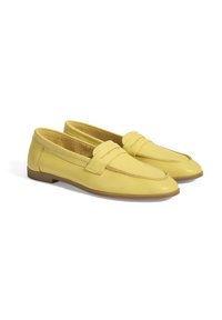 Gelbe Lederloafers mit glatter Textur, Penny-Slot-Design, niedrigem Profil und brauner Gummisohle.