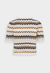 Top de punto de manga corta con un patrón de zigzag en crema, amarillo, azul y negro. Tejido texturizado con un diseño ajustado.