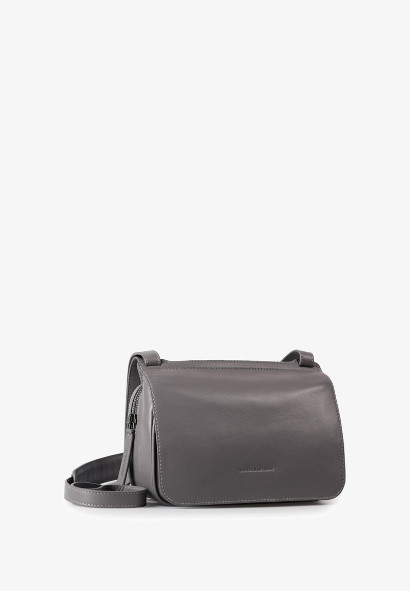 Borsa a tracolla grigia in pelle con chiusura a pattina, texture liscia e tracolla regolabile. Presenta cuciture sottili e un compartimento con zip.