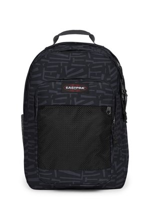Mochila negra con un patrón texturizado. Cuenta con un bolsillo frontal de malla, un asa superior y correas ajustables. Logo en el centro.
