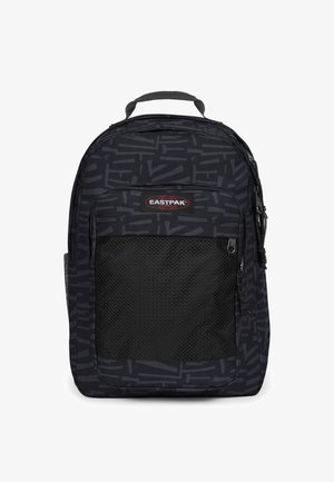 Mochila negra con un patrón texturizado. Cuenta con un bolsillo frontal de malla, un asa superior y correas ajustables. Logo en el centro.