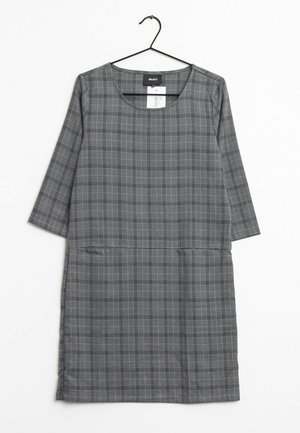 Abito grigio a quadri con scollatura rotonda e maniche a tre quarti. Presenta linee verticali e orizzontali, comprese due tasche frontali.