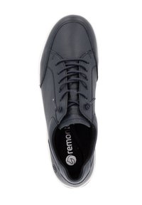 Dunkelblaue Leder-Sneaker mit strukturiertem Obermaterial, runder Zehenpartie und weißer Gummisohle. Verfügt über sechs Ösen und schwarze Innenauskleidung mit Logo.