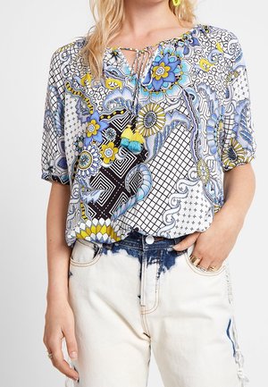 Lehká, vzorovaná halenka s modrými, žlutými a černými květinovými motivy; zavazování na krku s třásněmi; krátké rukávy; volný střih.