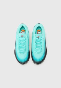 Un paio di scarpe sportive con una parte superiore in rete aquamarina a gradiente, suola in gomma nera e un sistema di allacciatura pronunciato. Presenta il logo sulla linguetta.
