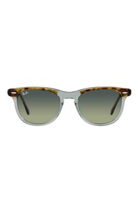 Occhiali da sole Ray-Ban con montatura trasparente e dettagli in tartaruga, dotati di lenti verdi sfumate e forma classica a occhio di gatto.