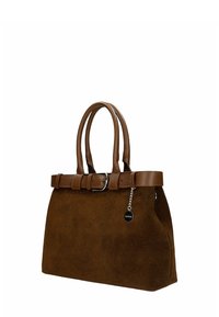 Bruine suède handtas met een gestructureerd ontwerp, voorzien van gladde bruine faux leren handvatten, een gesp-accent en een zilveren hanger.
