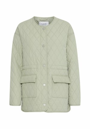 Gepolsterte hellgrüne Jacke mit Rautenmuster, Rundhalsausschnitt, Druckknopfverschluss vorne und zwei flachen Fronttaschen.