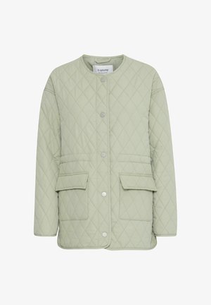 Gepolsterte hellgrüne Jacke mit Rautenmuster, Rundhalsausschnitt, Druckknopfverschluss vorne und zwei flachen Fronttaschen.