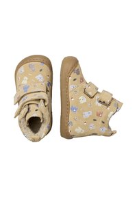 Scarpe per bambini beige con suole in gomma e cinturini in Velcro, decorate con motivi colorati di orsi e pigne, con una morbida fodera interna.