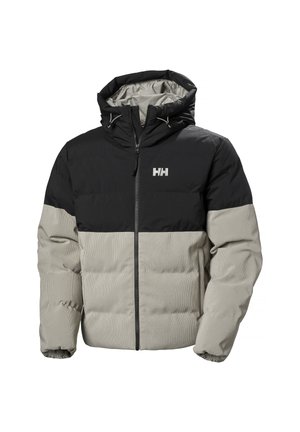 Chaqueta acolchada con la parte superior negra y la inferior gris claro. Cuenta con capucha, cierre de cremallera y tejido texturizado con un logo en el pecho.