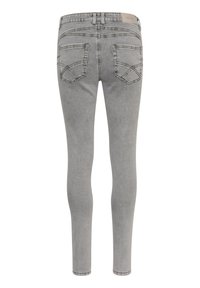 Vékony szürke farmernadrág, közepes derékkal, két hátsó zsebbel, kontrasztos varrással és sima textúrával.