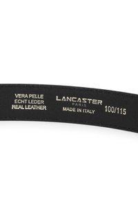 La cintura in pelle nera riporta l'impronta "Vera Pelle Echt Leder Real Leather", "Lancaster Paris", "Made in Italy" e la taglia "100/115".