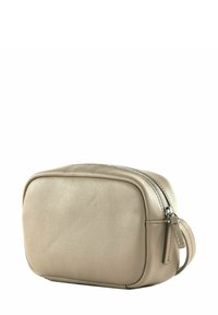 Beige Kosmetiktasche mit Reißverschluss aus strukturiertem Leder. Rechteckige Form mit abgerundeten Kanten und seitlicher Schlaufe. Silberne Metallapplikationen.