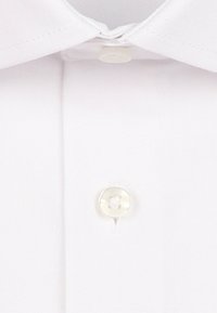 Witte overhemdkraag met een knoopsluiting en een subtiele textuur. De knoop is doorzichtig en heeft een ontwerp met vier gaten.