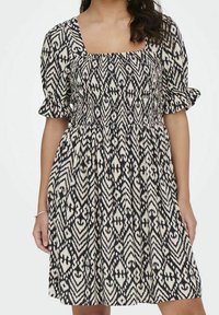 Robe à manches courtes avec un décolleté carré, un corsage ajusté et une jupe évasée, conçue dans un motif géométrique noir et crème.