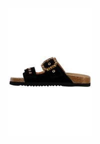 Sandalo scivoloso in suede nero con due cinturini con fibbie, soletta in sughero e suola nera testurizzata. Presenta accenti di strass sulle fibbie.