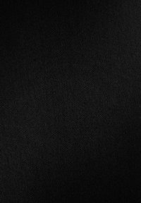 Gestructureerde zwarte stof met een fijne weving. Het oppervlak heeft een gladde afwerking en biedt een diepe, uniforme kleur. Ideaal voor verschillende toepassingen.