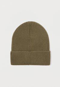 Căciulă tricotată de culoare verde măslinie cu o textură ribbed, având o margine pliată și cusături verticale pe partea de sus.