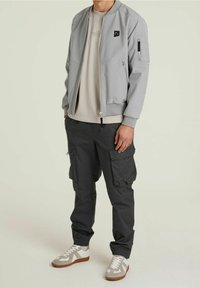 CHASIN' Ulkoilutakki - grey